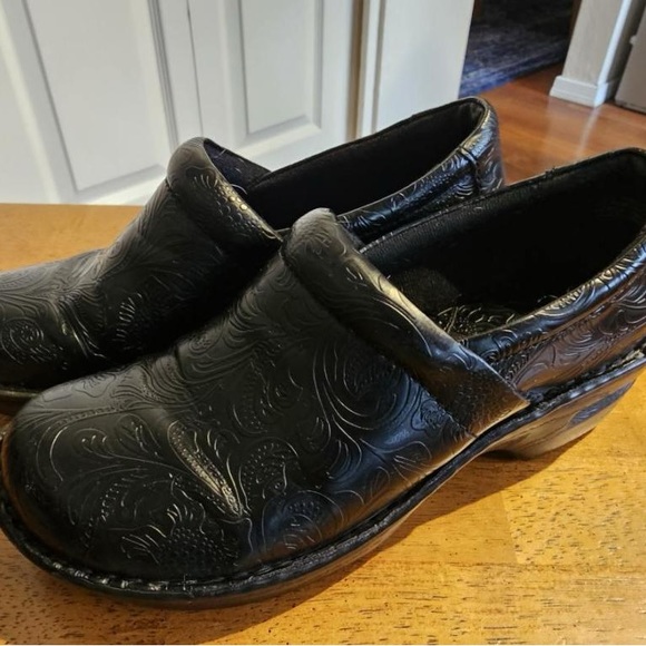 BOC clogs by Born Black scroll design - Picture 5 of 5